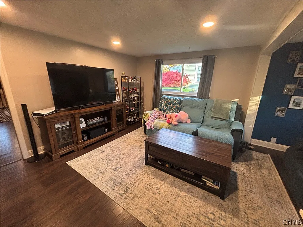 3 bed, 1.0 bath, 1042 sqft, $1,950 — Photo 2