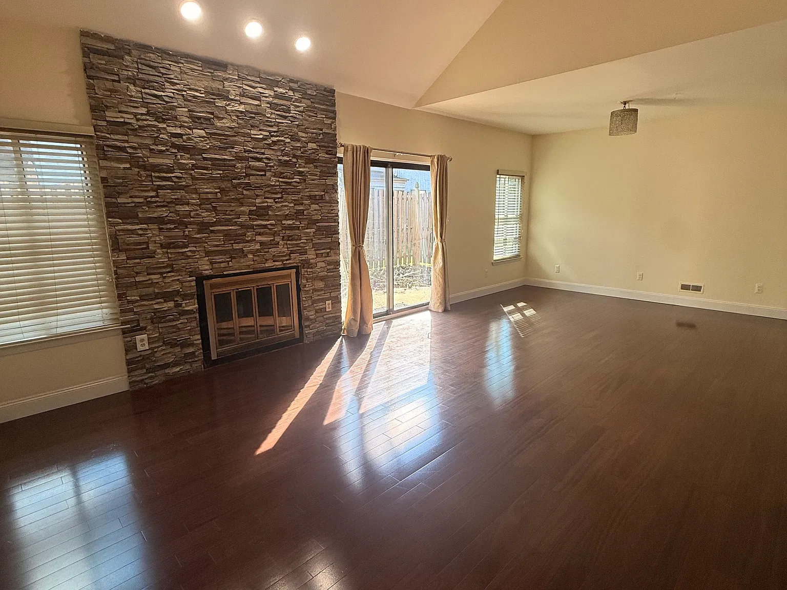 3 bed, 1743 sqft, $3,375 — Photo 3