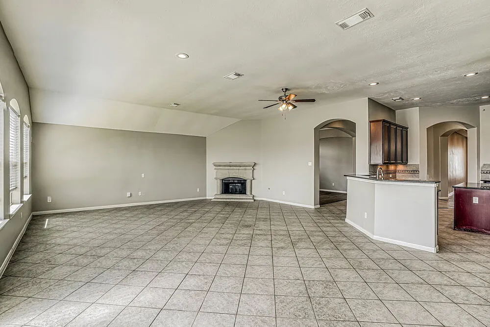 4 bed, 2.5 bath, 3076 sqft, $2,630 — Photo 4