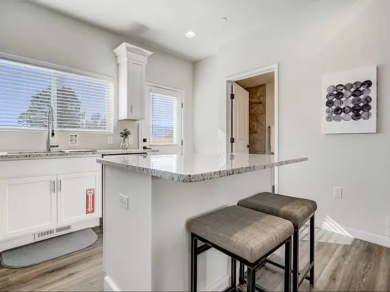 2220 E La Salle St — Photo 33