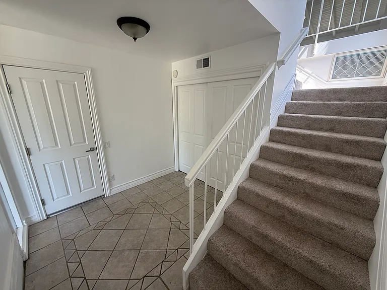 914 Dunbar Ln — Photo 3