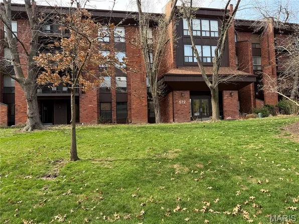 572 Coeur De Royale Dr APT 107, Saint Louis, MO 63141