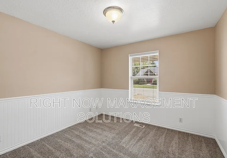 1295 N Blossom Ave — Photo 16