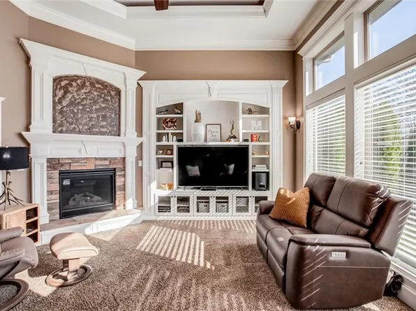 8005 Belford St, Shawnee, KS 66218