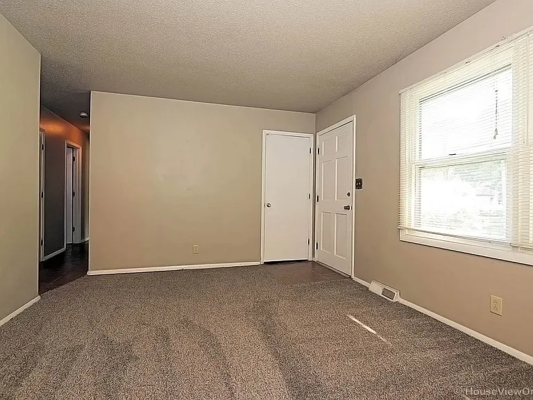 1105 N West End Blvd — Photo 5