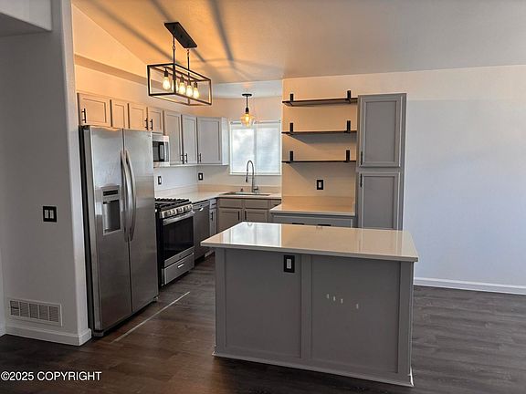 2nd image of 5971 Ridgelake Cir