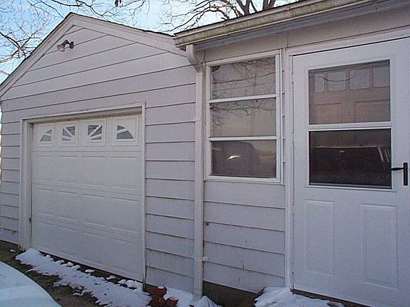 attached 1 car garage