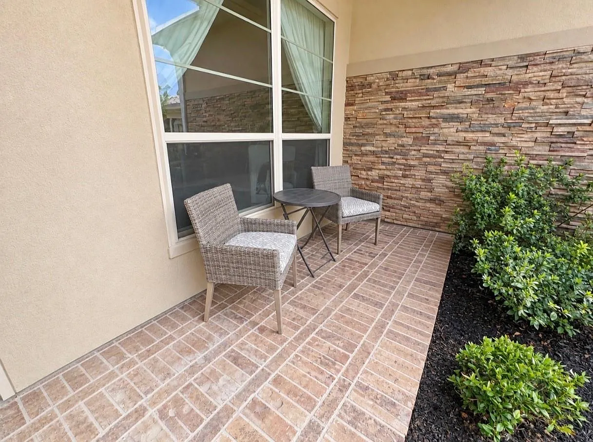 4 bed, 4.5 bath, 3779 sqft, $4,300 — Photo 3