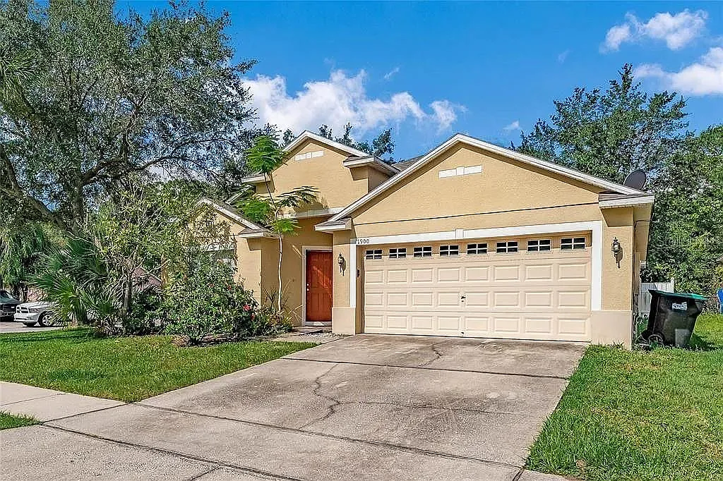 4 bed, 2.0 bath, 1811 sqft, $2,600 — Photo 2