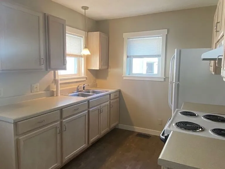 1701 E Belmont St — Photo 4
