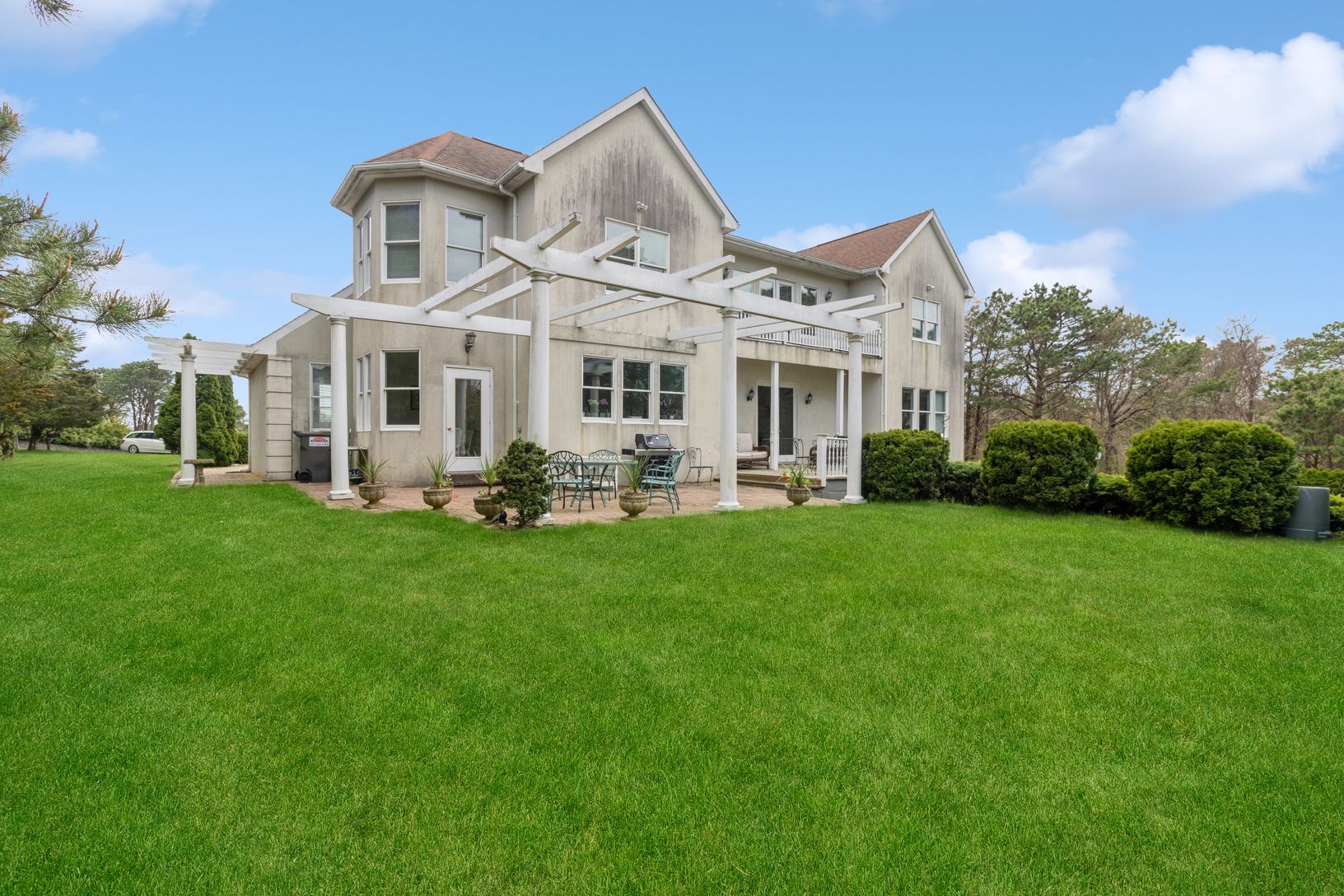  Lovely sprawling lawns