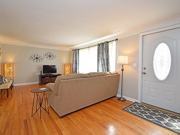 3rd image of 560 Sonny Ln