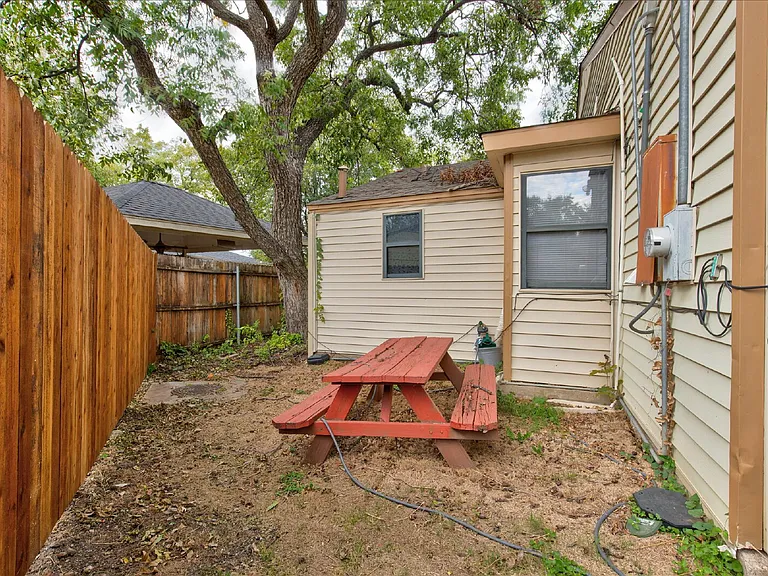 2801 W Biddison St — Photo 29
