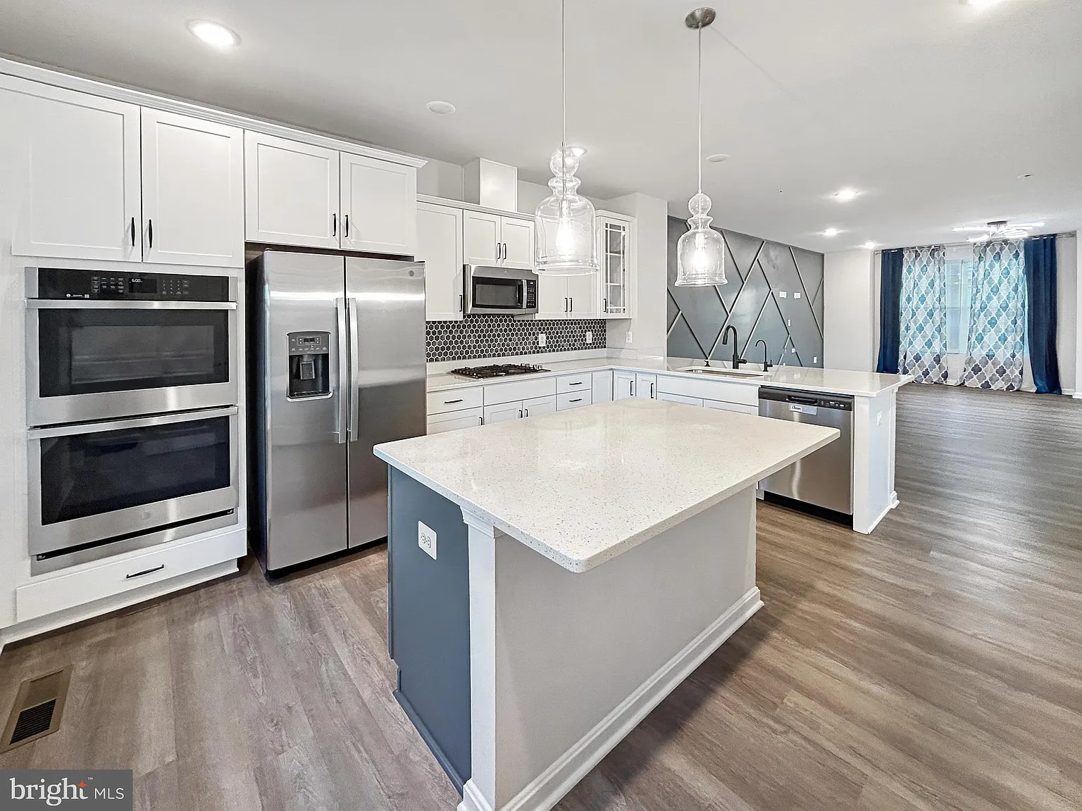 3 bed, 4.0 bath, 2020 sqft, $2,850 — Photo 2