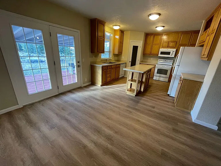 2335 Jacobsen Ln — Photo 4