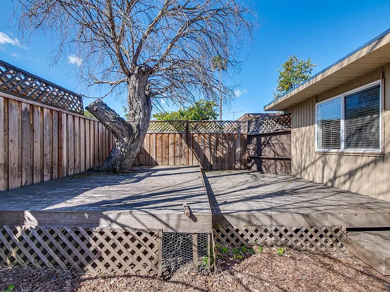 485 Emmons Dr — Photo 52