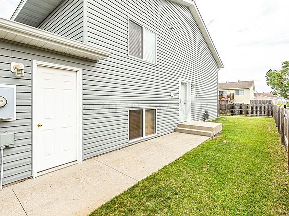 4th image of 1010 42nd Ave W