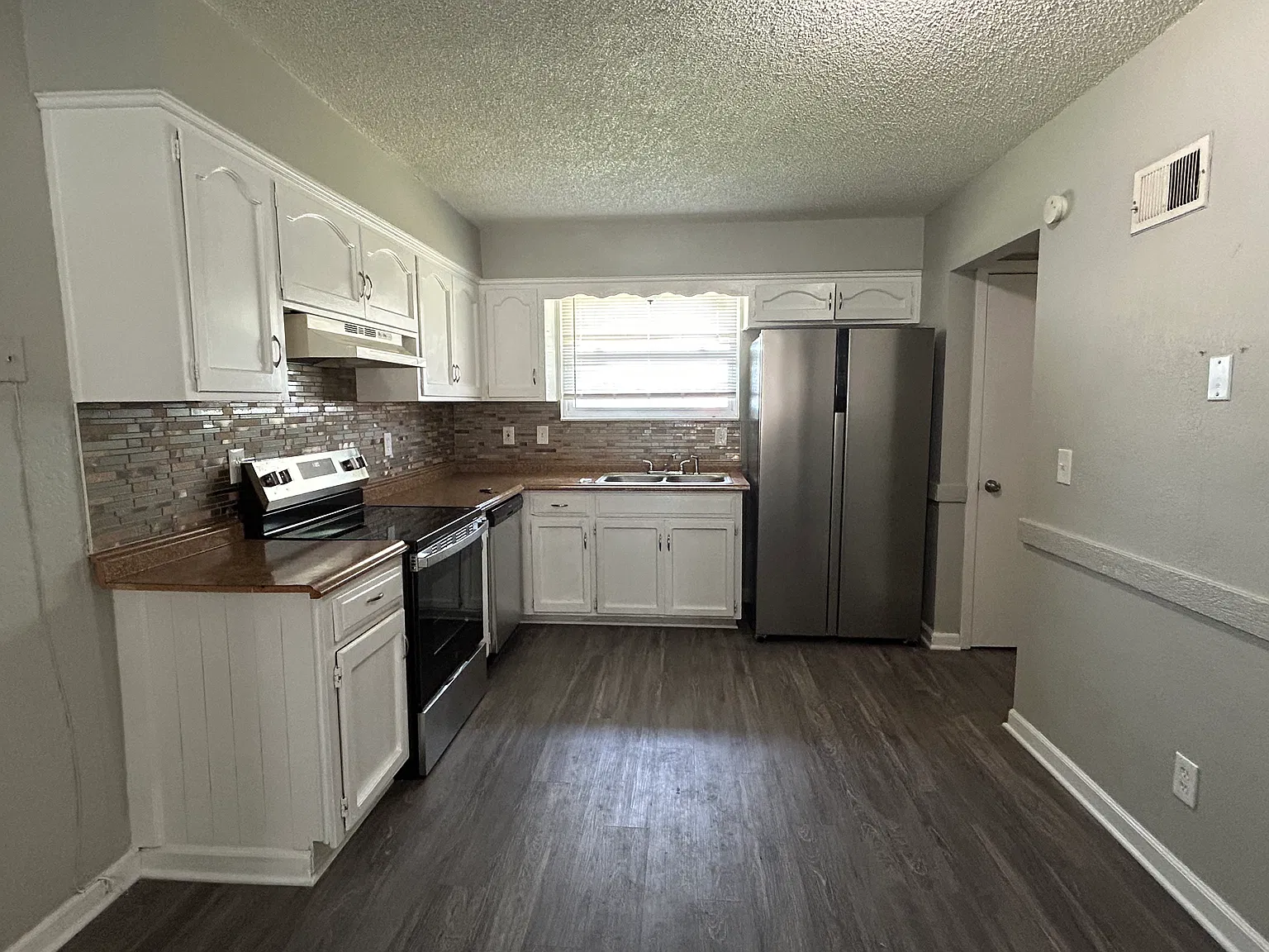 3 bed, 1.5 bath, 1369 sqft, $1,200 — Photo 1