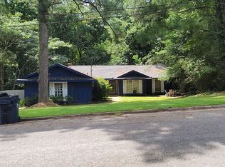 5700 Northwood Lake Dr E, Northport, AL 35473