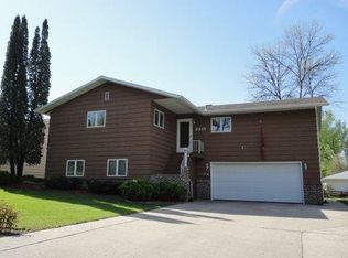 2415 10th Ave N, Grand Forks, ND 58203