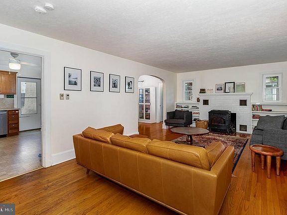 2nd image of 29 W I St