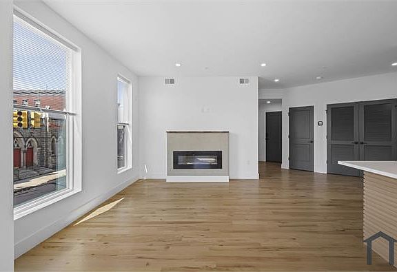 2nd image of 3001 Ridge Ave #2