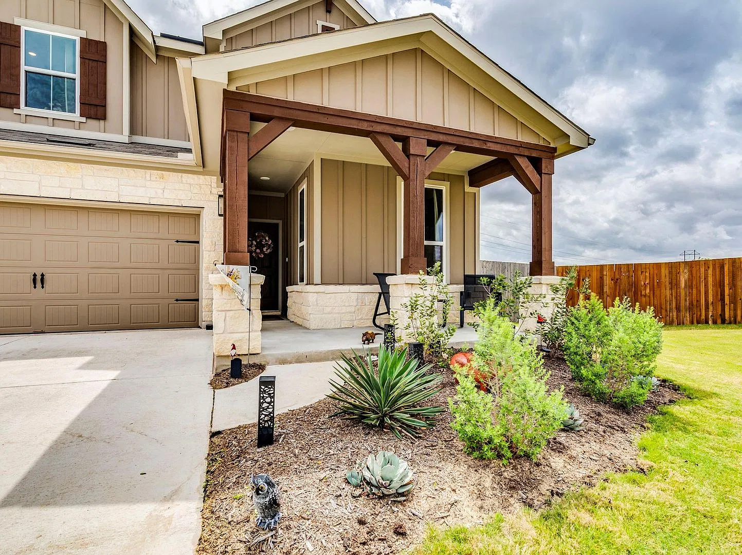 Beautifully upgraded 3 bedroom located on a cul-de-sac - Don't miss out! — Photo 2