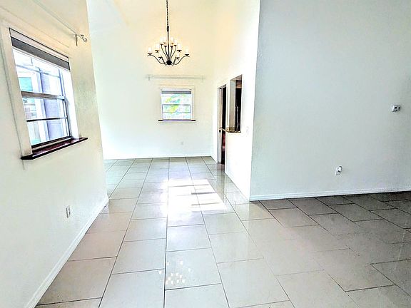 4th image of 2433 Burlington Ln