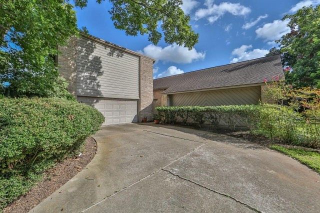 1st image of 15854 Seven Springs Dr