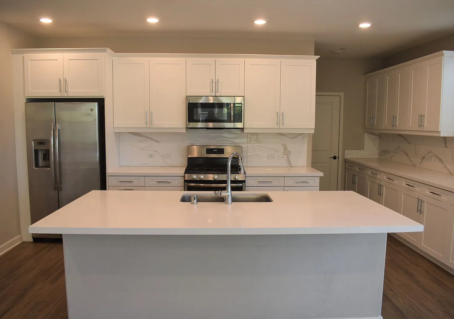 3 Bedroom 3.5 Bath 3 Story Townhome with Loft- Skye Complex in Del Sur — Photo 4