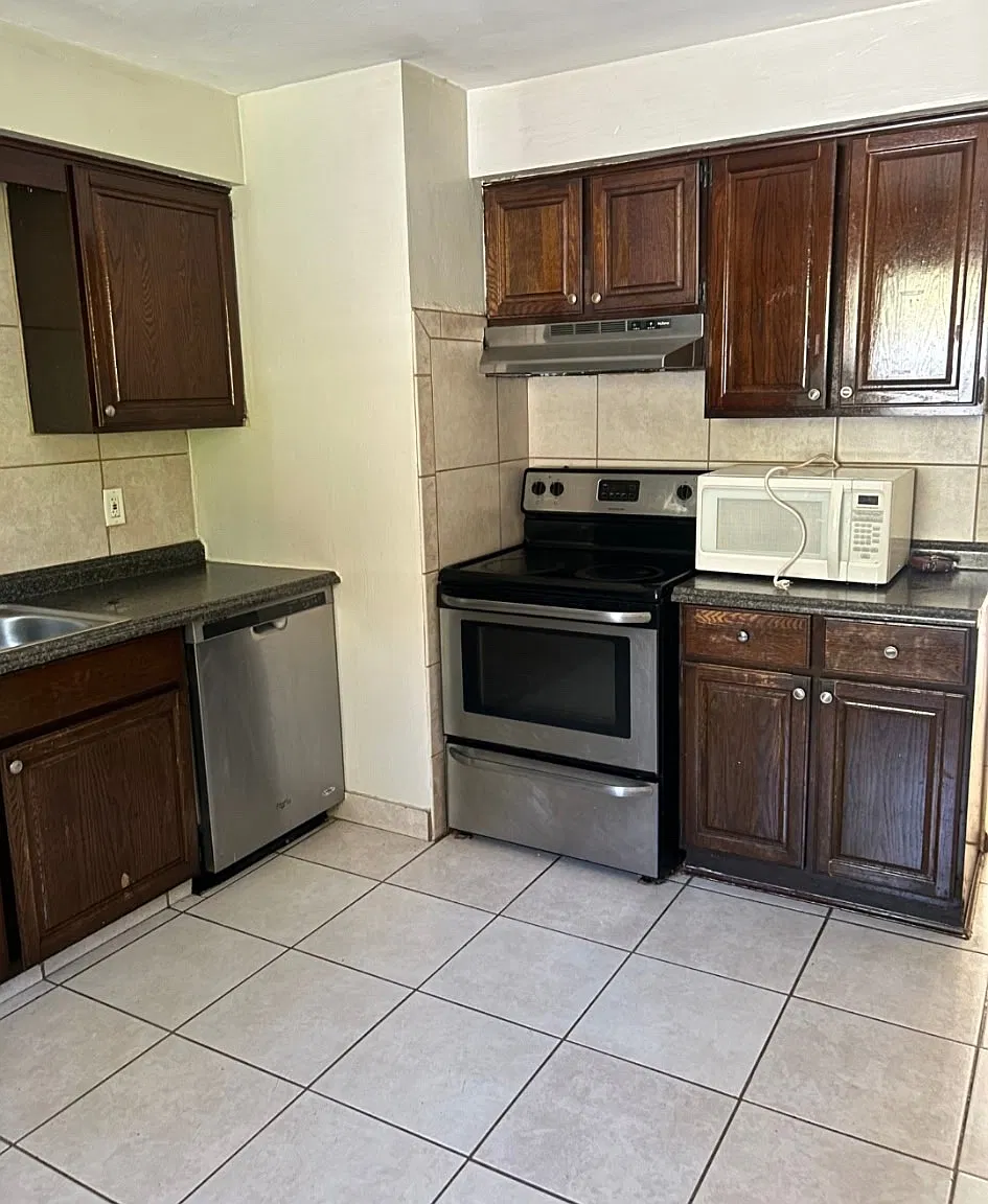 2 bed, 900 sqft, $875 — Photo 2