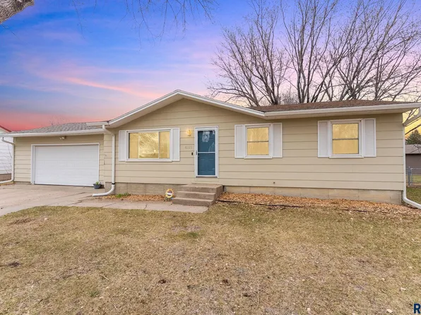 6116 W Cheyenne Ct, Sioux Falls, SD 57106