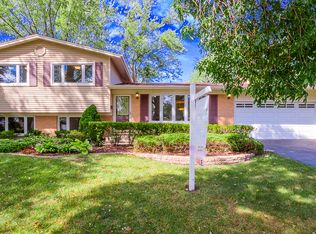 210 W Hintz Rd, Arlington Heights, IL 60004