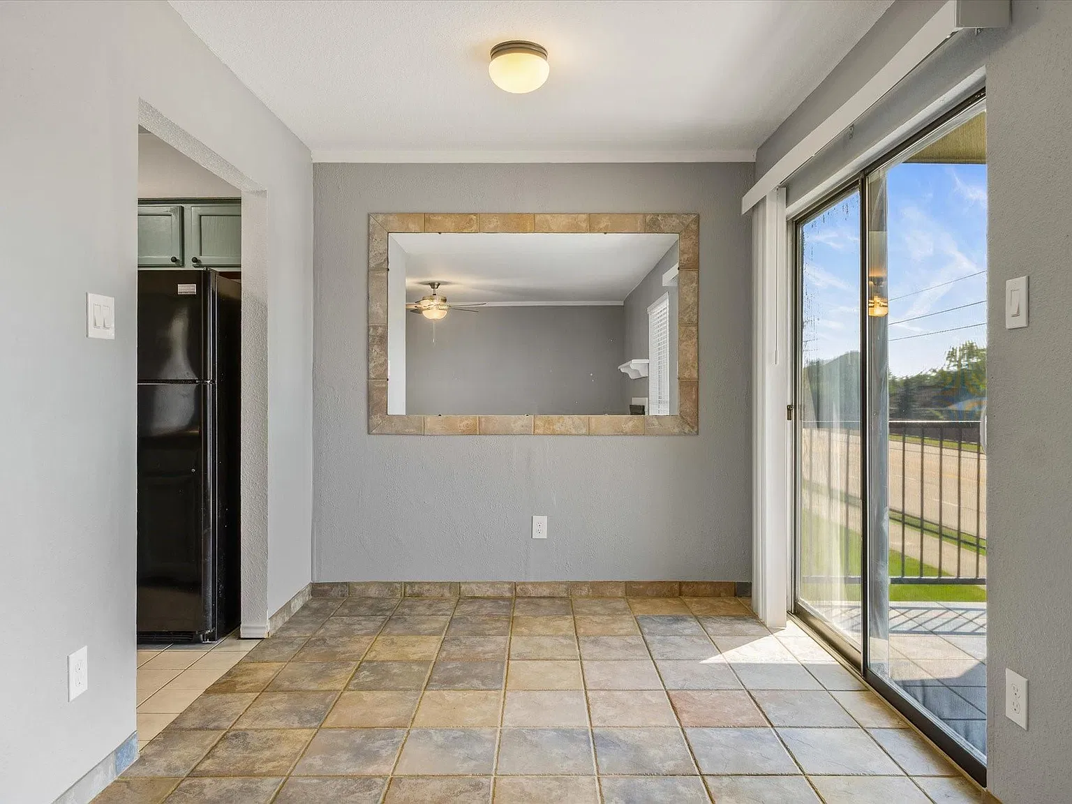 2 bed, 2.0 bath, 929 sqft, $1,450 — Photo 2