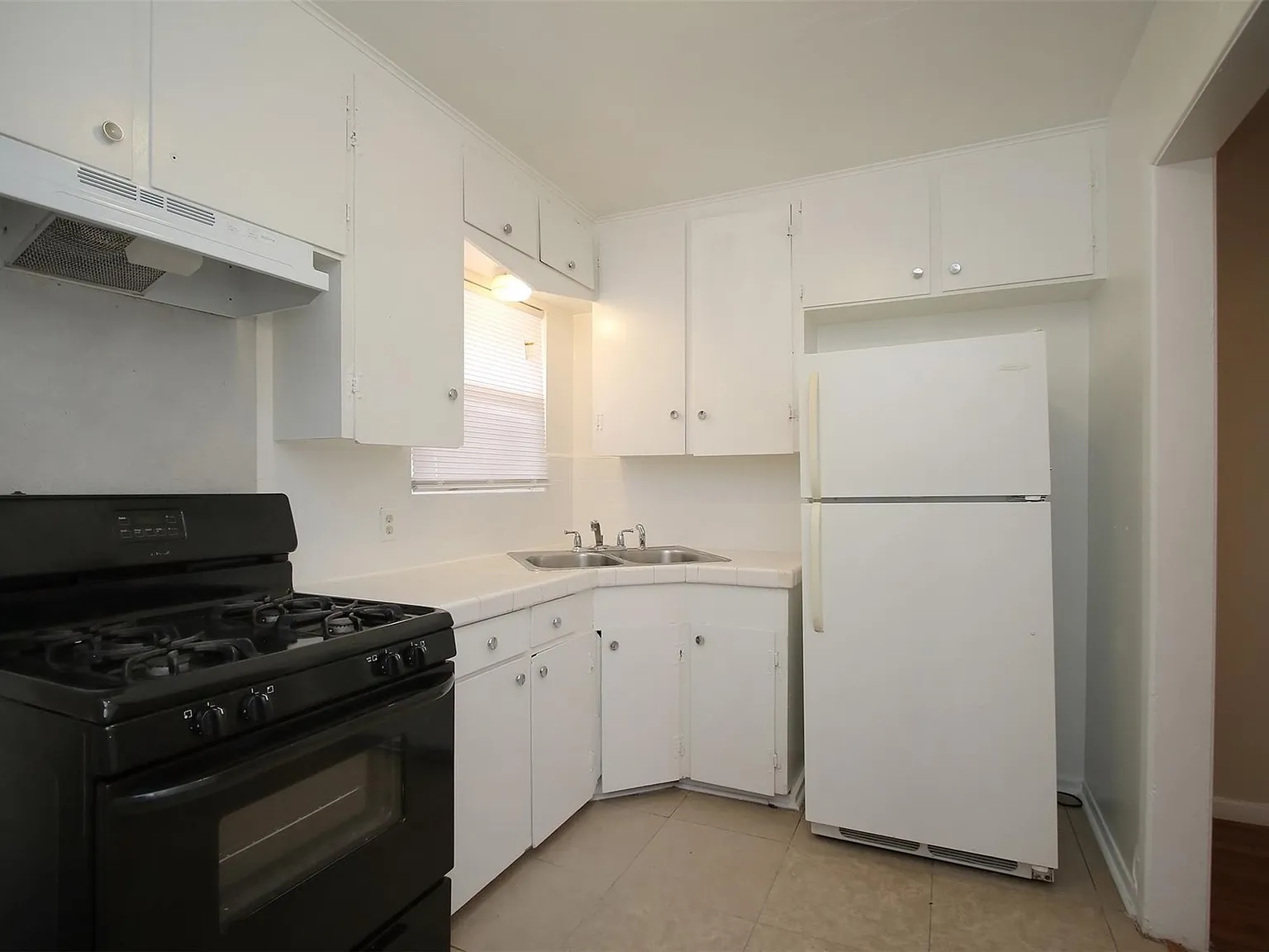 2 bed, 1.0 bath, 850 sqft, $895 — Photo 3
