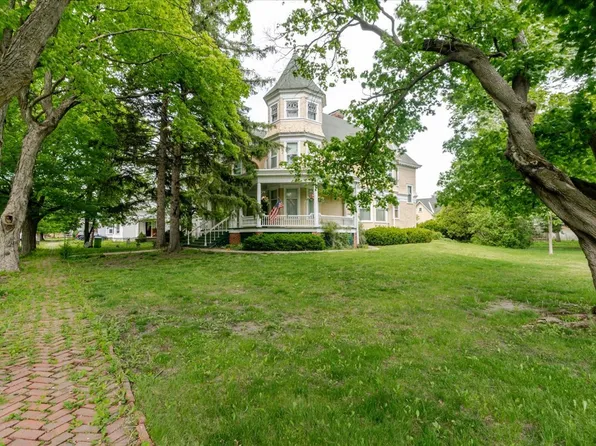 425 Mason St, Chenoa, IL 61726