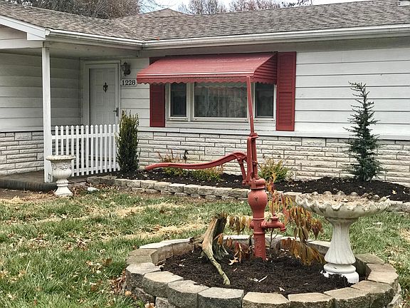 3rd image of 1228 S Airwood Ave