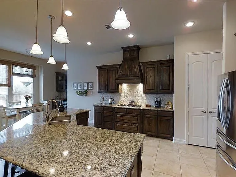 2537 Roseville Dr — Photo 2