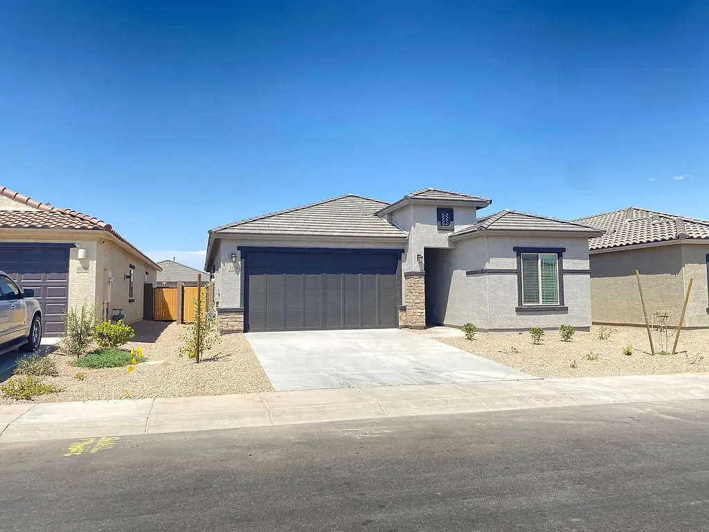 4 bed, 1915 sqft, $2,100 — Photo 1