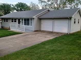 1 Sandcreek Pl, Decatur, IL 62521