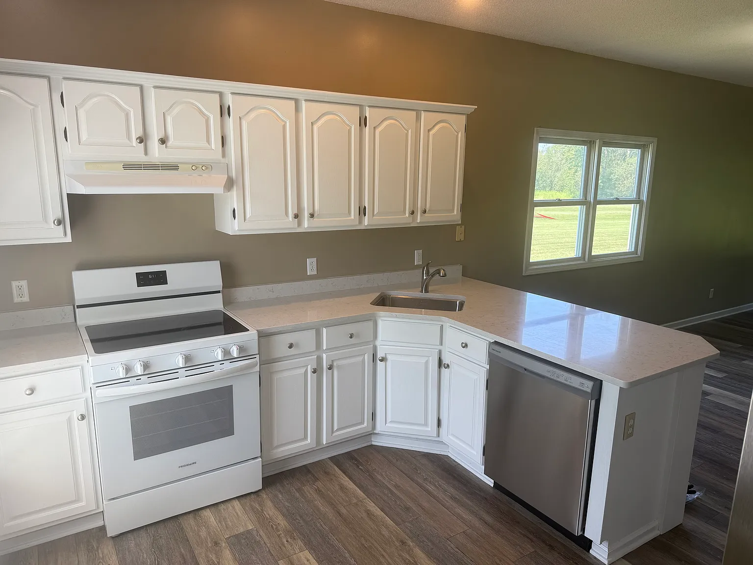 3 bed, 1.5 bath, 1400 sqft, $2,000 — Photo 4