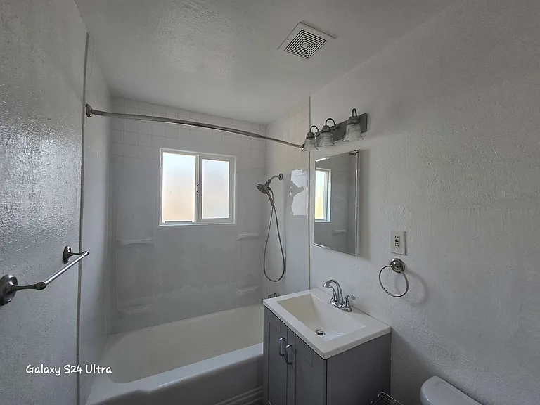 2618-2620 Magnolia St — Photo 6