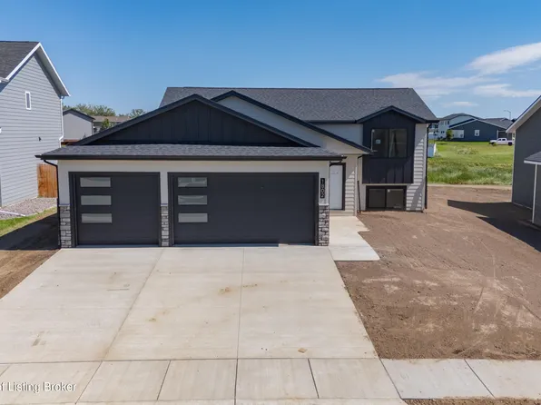 1802 Yellowstone Cir, Dickinson, ND 58601