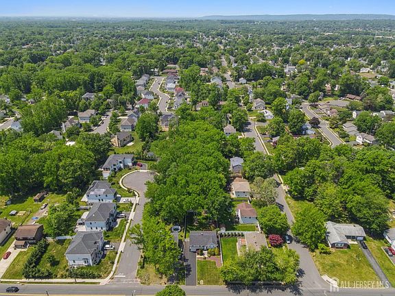 4th image of 743 Wood Ave
