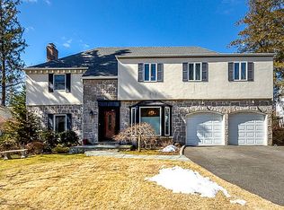 30 Strathmore Rd, Great Neck, NY 11023