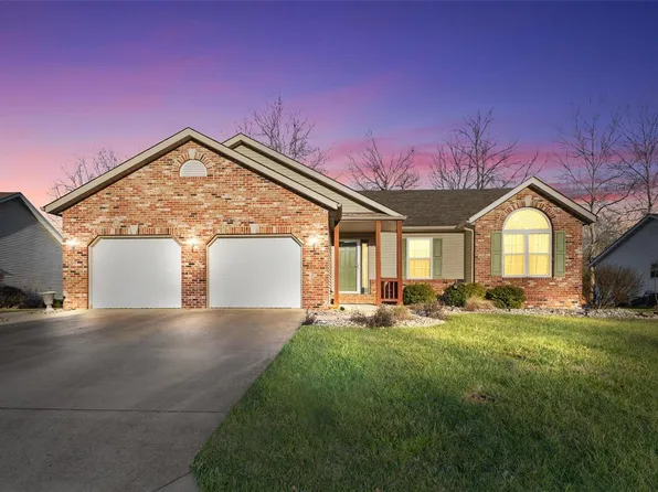 1068 Meadow Lake Dr, Maryville, IL 62062