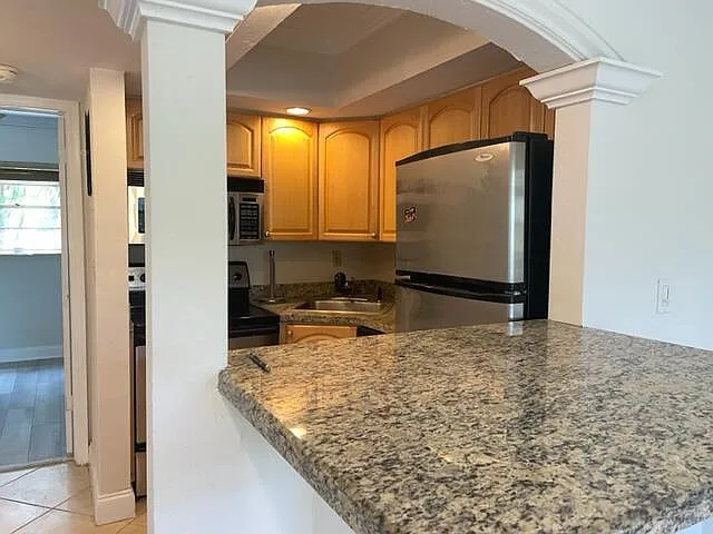 901 NE 3rd St #203 — Photo 7