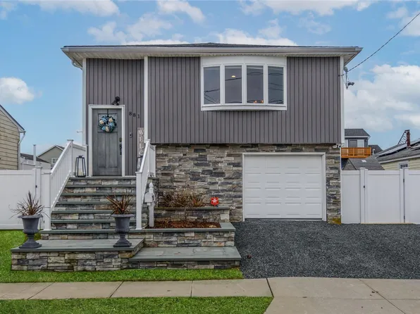 881 S 6th Street, Lindenhurst, NY 11757