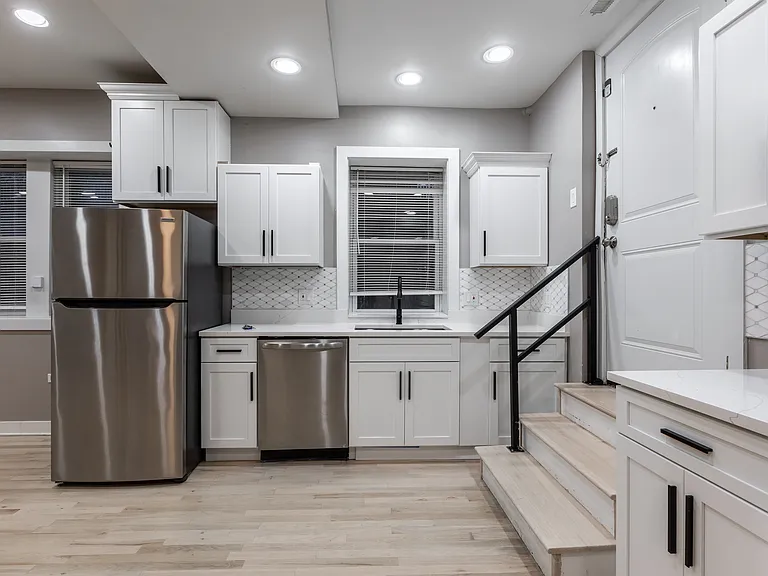 1430 N Maplewood Ave #102 — Photo 3