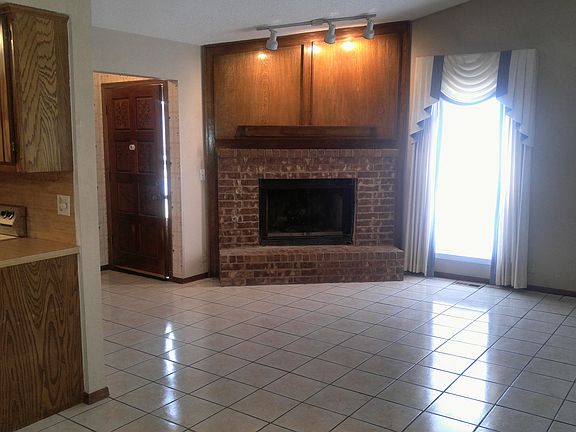 Living roomwith gas logs in Fireplace